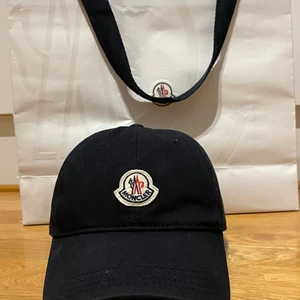 Moncler keps - Denna keps i nyskick. Bud:700 Bin:1000