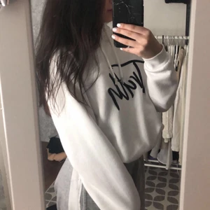hoodie - fin vit hoodie med trycket truth i väldigt bra skick. storlek xs med lite oversize. 