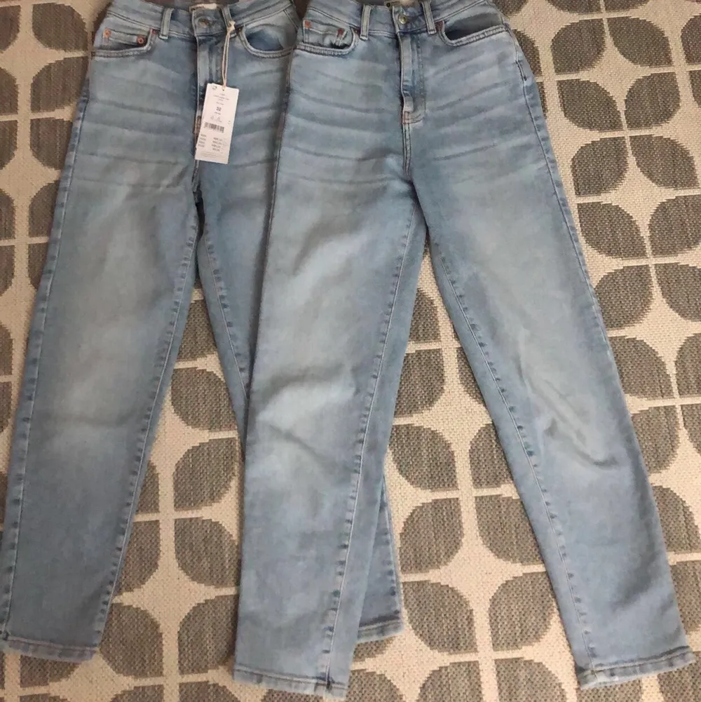 två par jeans från gina tricot. Båda är i storlek 32 men dem med prislapp kvar är en aningen kortare. kommer inte ihåg längden men jag är 160cm. säljer för 250 styck.      (ord.pris 499kr). Jeans & Byxor.