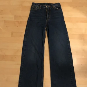 Monki jeans mörkblåa, storlek 24.  - Dessa är ett par jag köpte ca ett halv år sen, säljer pga att de nu är för små. originalpris 399k. Om du är vidare intresserad kan jag skicka flera bilder och mer specifika mått :) 