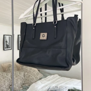 Guess väska - Guess väska, äkta, praktisk