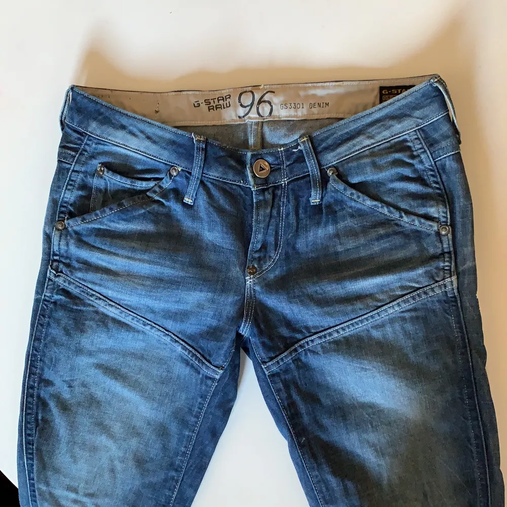  G-star 96”Jeans från typ 2010. Bra skick, lågmidjade. Frakt tillkommer 💙 Innerbenslängd 79,5/Midja 84cm. Jeans & Byxor.