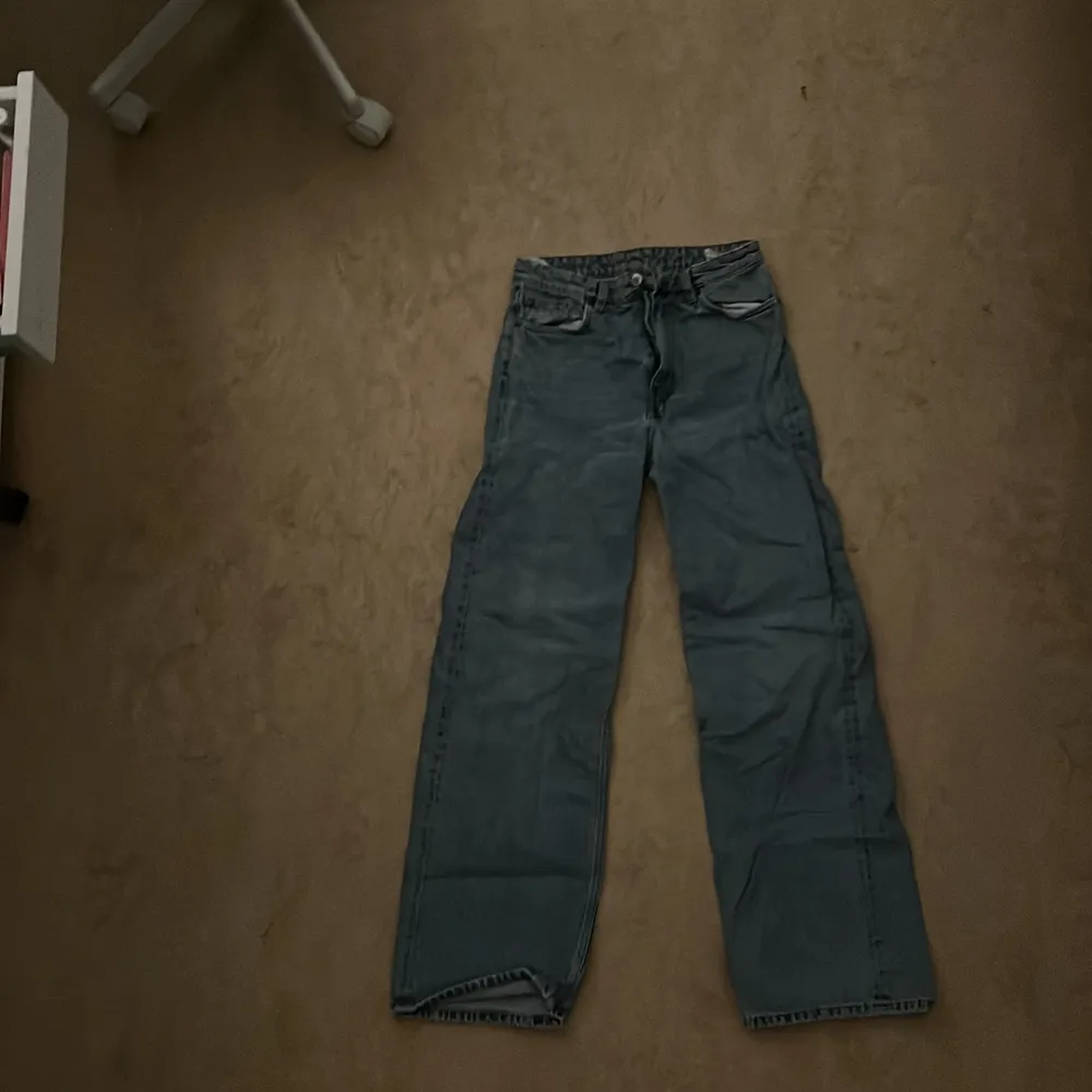 monki jeans. använda sparsamt💗. Kom privat om du har frågor❤️. Jeans & Byxor.