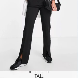 Kostymbyxor  - Kostymbyxor från ASOS. Använda 1 gång. TALL. Jag är 180 lång. Nypris 400kr.