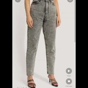 Jeans dr denim - Säljer dessa gråa jeans ifrån Dr Denim, modell Nora. Byxorna är endast testade och är tyvärr för små för mig. Står ingen storlek men skulle säga att de passar en XS. Nypris är 499kr och jag säljer för 200kr +frakt🖤🖤