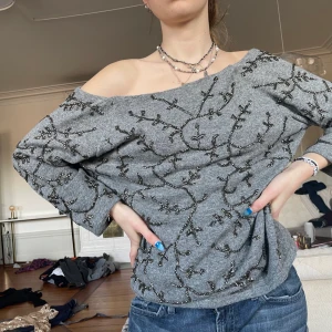 Tjocktröja med v-ringning bak - Jättefin tjocktröja från zara som knappt är använd. Jättefina sydda pärlor på!