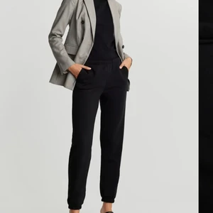 Mjukisbyxor gina tricot  - Säljer dessa oanvända mjukisbyxor ifrån Gina tricot då de tyvärr var för korta för mig som är 170cm! De är i storlek S. Nypris är 249kr och jag säljer för 100kr +frakt🖤🖤