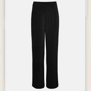 Bik Bok byxor - Säljer mina svarta Bik Bok byxor (Andrine) som är i fint skick. 