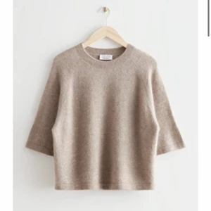 And other stories t shirt small - Populär and other stories t shirt i strl small. Använd ett fåtal gånger och är i princip som ny. Skriv för fler bilder ❤️