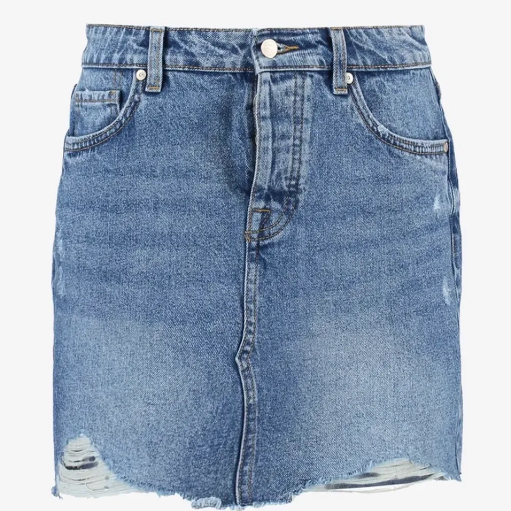 Jeans kjol från Only i storlek 36, säljer för 100kr (nypris 300kr) . Kjolar.