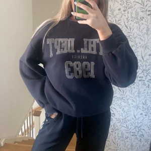 Sweatshirt  - Fin skön nästintill oanvänd tröja från ginatricot🤍 frakt tillkommer