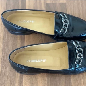 Fina damskor i stl 38 - Fina damskor i stl 38. Köpt på secondhand av märket Penelope.  Väldigt snygga till kostymbyxor eller kjol. 