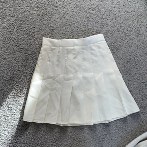 Tennis kjol - Kjol från boohoo, köpte i somras, aldrig använd, säljer för att jag inte kände mig bekväm i stillen. Skriv via intresse😌