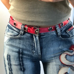 Rött skärp - Rött skärp i fint skick. 120cm lång (köparen står för frakten) 🌙