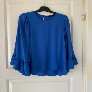 Blus - Blå blus från zara, strl S. Säljer för 80kr, frakt tillkommer!