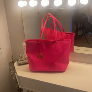 Victoria secret väska  - Säljer min Victoria secret väska, knappt använd så den är i bra sick. Köpare står för frakt 