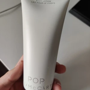 Pop Stella McCartney Body lotion - Säljer min body lotion som jag har använt 1 gång då min känsliga hud inte klarade av den. Nypris 250-300kr. Annons finns på flera sidor! Jag står inte för hur frakten hanteras. Vill du att packetet ska vara spårbart ellee skickas som brev tar vi det gärna privat, annars gäller frakten som är på annonsen. Bär gärna munskydd vid upphämtning men inget måste.