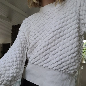 Fantastiskt tröja - Säljer den här unika tröjan från Lindex i storlek M. Den är verkligen så fin och bekväm. Köpare står för frakt. Jag har utförsäljning, så se gärna min sida.💕