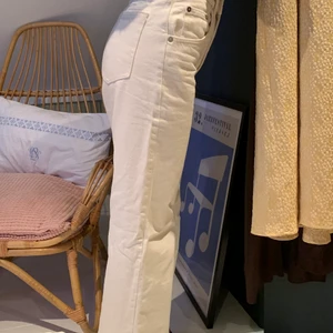 Krämvita jeans - Storlek 26. Säljer för 90kr+frakt.