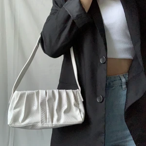 Vit snakeprint baguettebag!  - Vit baugette väska i snakeprint från asos. Aldrig använd men saknar tyvärr prislapp! 