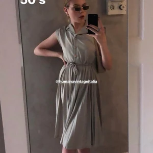 Plisserad klänning vintage  - En fantastisk klänning köpt second hand i milano för något år sen, super skönt material och snöret i midjan gör så den passar allt från XS-L. Otroligt fin på och passar till alla tillfällen! Kan mötas upp i Stockholm eller fraktas mot kostnad!🥰❤️‍🔥