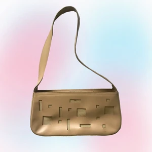 Axelväska i skinn - Finaste axelväskan <3 Är i använt skick som kan ses på bilderna. Följ oss på instagram och kommentera för att få fri frakt på första köpet 🍬