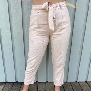 Linnebyxor - Ljusrosa linnebyxor från pull&bear i lite kortare modell och knyte i midjan vilket gör att man kan justera storleken lite. De är i storlek M men passar S också. Färgen syns bäst på första bilden 💞💞