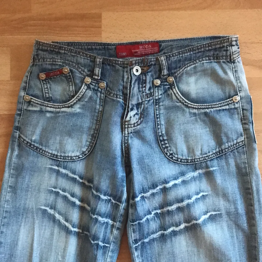 Säljer ett par jättecoola unika lågmidjade jeans i storlek 27/S i fint skick! Säljer för att dom inte kommer till användning✨ Högst budande! Skriv om någon har frågor eller vill ha mer bilder✨🌼. Jeans & Byxor.