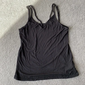 Linne i stl S från Rut & Circle - Svart skönt linne med tunna axelband. Stl S. Fint begagnat skick. Djur- och rökfritt hem.