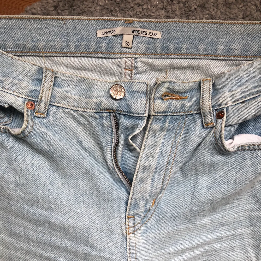 Säljer mina vida ljusblåa jeans från junkyard, storlek 26. Säljer pga att de har blivit för tajta för mig. 200kr + frakt🔥💙. Jeans & Byxor.