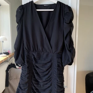 Klänning från Gina tricot - Intressekoll!!!! Skriv om du är intreserad och buda! Helt slutsåld, sitter super snyggt på och funkar till många tillfällen!