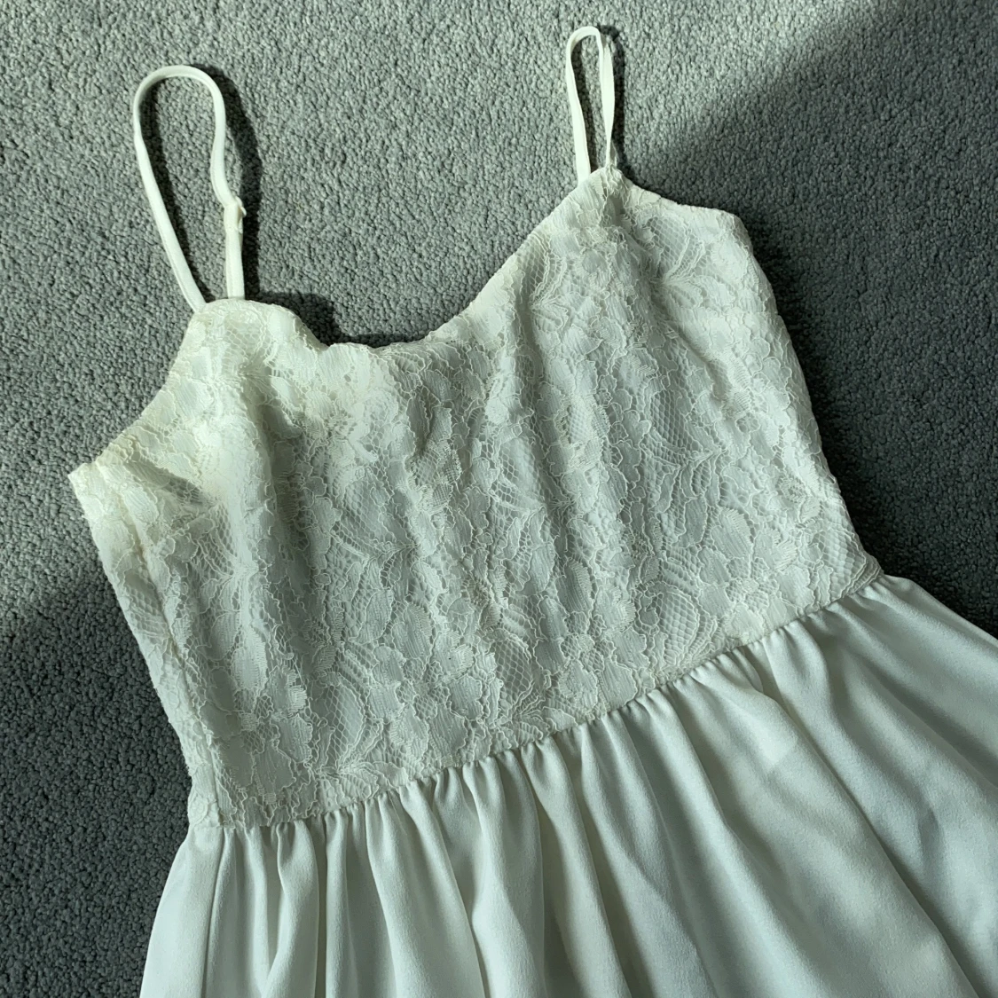 Fin klänning med spetsdetaljer stl XS - 90