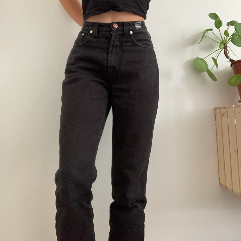 Versace Couture Jeans i gott skick. Tecken på användning finns då lappen där bak är lite sliten men annars ser de nästan nya ut. Köpt de second hand men bara kommit till användning ett fåtal gånger. Storlek står inte men skulle säga att de är ca. 27/32🥰 . Jeans & Byxor.