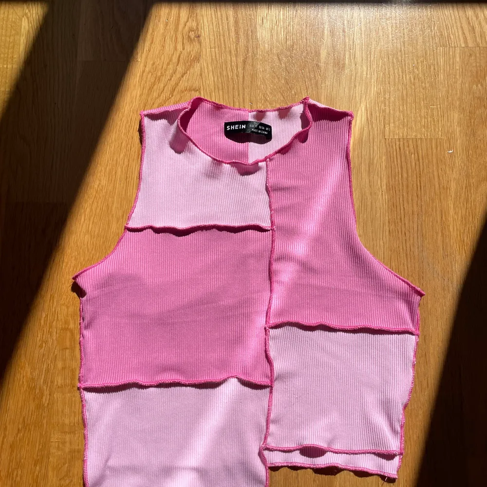 Ett jättefint rosa linne Y2k med två olika nyanser. Snyggt sytt och är väldigt stretchig i tyget!! För att se baksidan av linnet bläddra till bild tre. Använd 2-3 gånger så nyskick!💗frakt 45kr!!!!!!. Toppar.