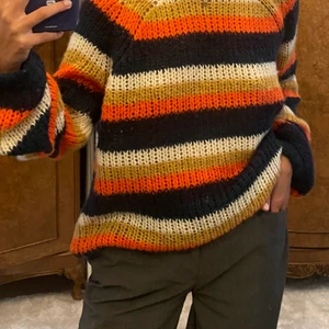 Snygg stickad tröja - Stickad tröja i fina färger med lite öppen rygg. Storlek S/M men passar även mig som är XS.  🥰 frakt tillkommer 💕