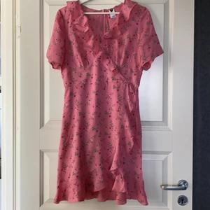 Klänning stlS - Supersöt rosa blommig klänning.stl S Från visual clothing projekt. Lite volanger. Tunt o skönt tyg.