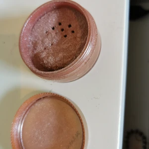Smink  - Jättefin bronzer men mycket skimmer. Desto mer man jobbar med produkten desto mindre skimmer blir det. Kan användas som ögonskugga, bronzer och highlight. Allergivänlig, ej testat på djur 