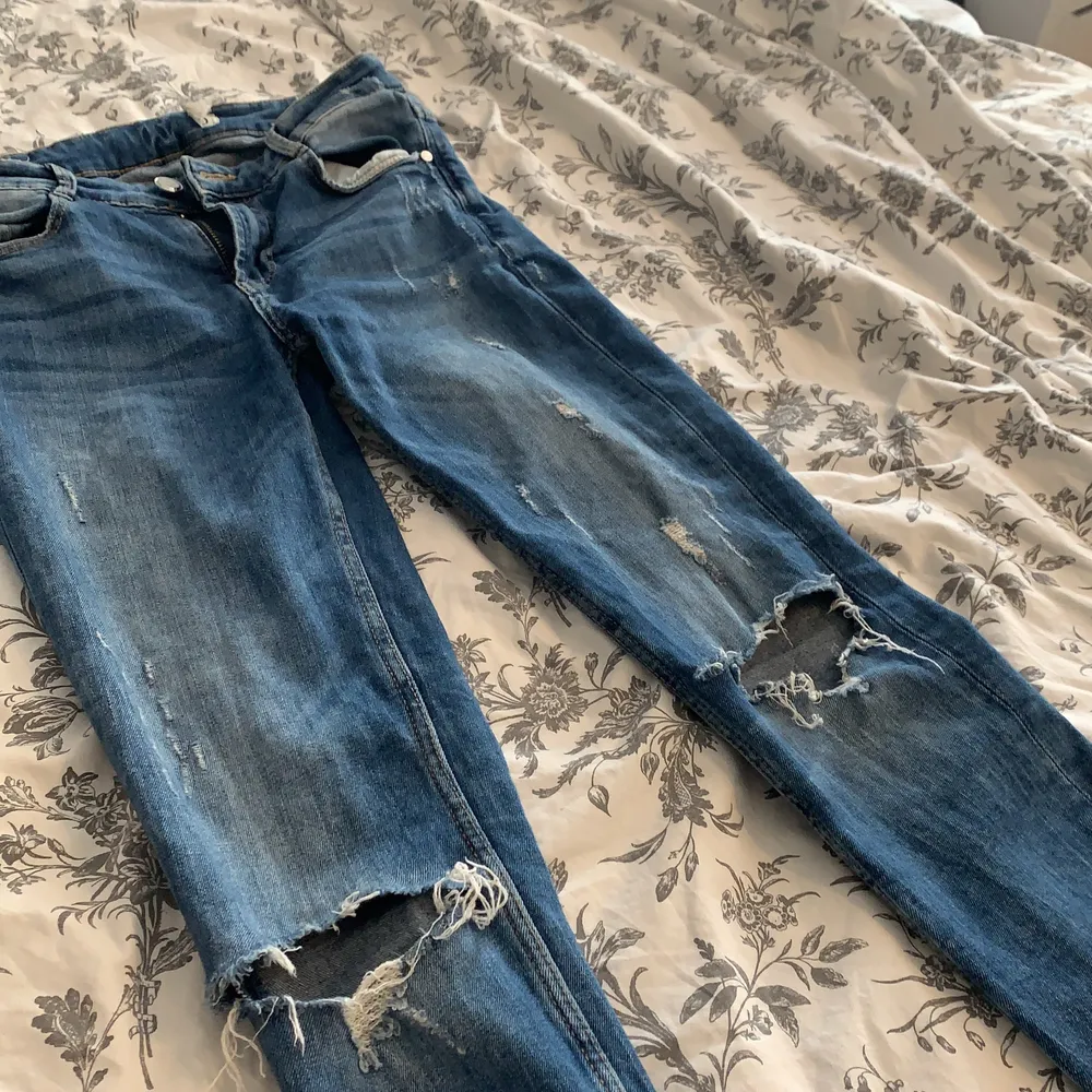 Blåa jeans led hål som aldrig kommer till användning💕Dom är i bra skicka nästan som nya, bekväma och sitter bra i rumpan och midjan, high/ mid waisted✨. Jeans & Byxor.