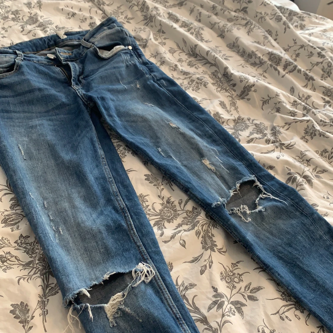 Blåa jeans med fina detaljer - 90