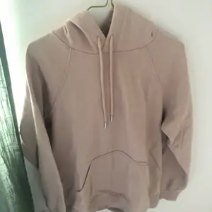 Rosa, bekväm hoodie som tyvärr är lite nopprig. Från H&M. 50kr+frakt💛