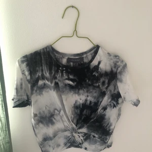 T-shirt - T-shirt med ”storm”motiv, alltså gråblått. Använd fåtal gånger och är i bra skick! 55kr+frakt💛