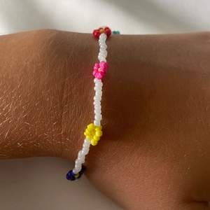 Pärl armband med justerbart längd i bak och färg vit blå lila röd rosa gul grön mörk blå 