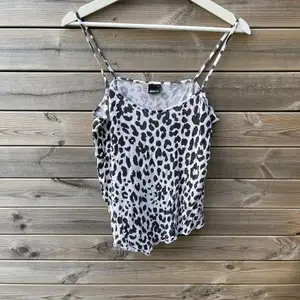 Leopardmönstrad linne från Gina tricot. Strl S/M