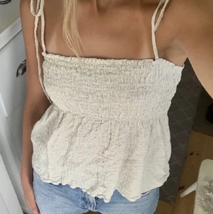 Zara topp - Intressekoll på denna jättefina slutsålda tröjan från zara💕 Köparen står för frakt! Lånade bilder💕 Säljer den för 200!