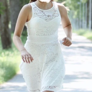 Klänning - Säljer min skolavslutningsklänning eftersom den tyvärr inte kommer till användning efter det. Super fin och bara använd då. Passar Vädligt fint till midsommar eller bara en almän fin sommarklänning. Storlek 36 🤍💗⭐️🤍💗⭐️