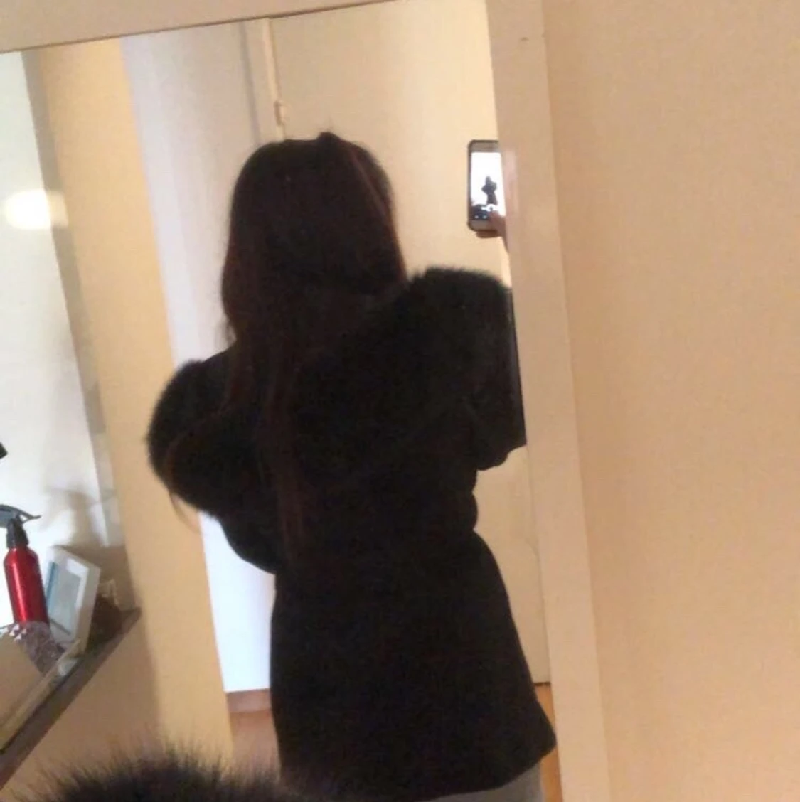 Svart kappa med äkta rävpäls  - 91