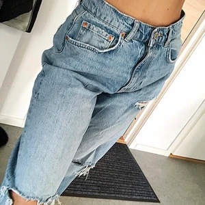 90’s vintage jeans från Gina tricot  - Mina favoritbyxor som jag tyvärr blivit för stora för mig! Använda men i gott skick fortfarande, stryks givetvis innan dom säljs🤍 storlek 38