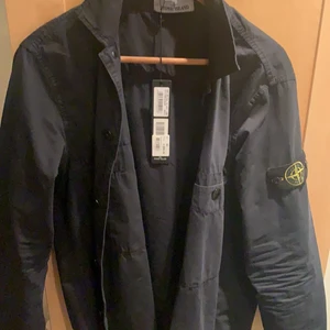 Stone island overshirt  - En Stone island overshirt som är använd 1 gång har taggs och allt köpt på nk stockholm i storlek M nypris 2999kr 