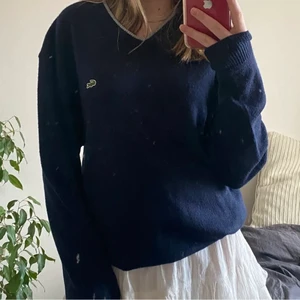 Lacoste tröja - Säljer en marinblå oversized tjocktröja från Lacoste. Det står att den är i storlek 5 vilket jag inte vet exakt vad det är men skulle säga att den passar en S/M beroende på hur man vill att den ska sitta. Möts upp i Stockholm eller 250kr ink frakt🥰