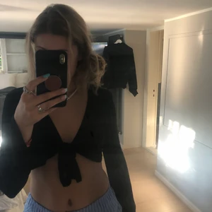 Knut tröja  - Tröja från boohoo som man knyter. Strl 32